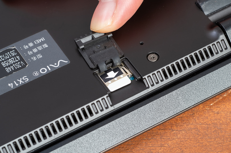 VAIO SX14はオプションで4Gなどの無線WANをサポートしており、Nano SIMを挿せるようになっている。外出先でノートPCを使いまくっているなら欠かせない機能だ