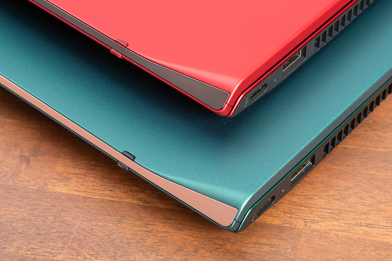 ファインレッドとディープエメラルドのオーナメント部分。前者はブラック、後者はゴールドとなっている