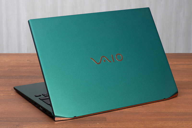 天板のデザイン。VAIOロゴの配色が若干異なる