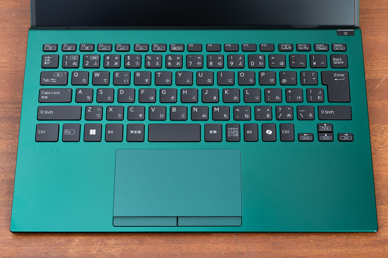 英語配列のキーボードは記号系の配置が自然で使いやすい。無駄なキーがなくてレイアウトがスッキリしている。慣れてしまえば日本語入力をオンにするための「Alt」+「~」も面倒ではない。写真はVAIO SX14-Rだ