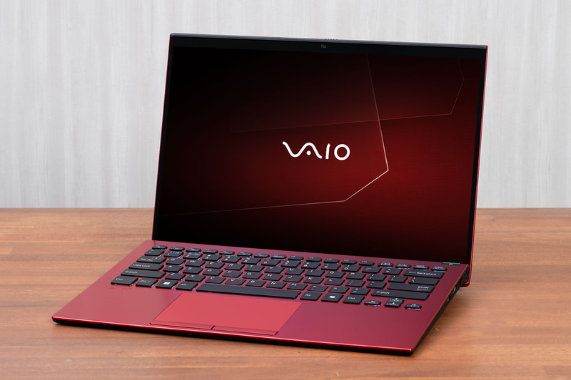 <a href="https://store.vaio.com/shop/e/ePC10/" class="n" target="_blank">VAIO SX14-R</a>。写真は最近発売されたばかりのカラーバリエーションである「ファインレッド」のモデルで、直販価格は24万9,800円から