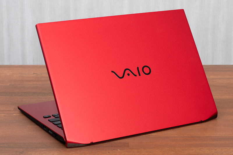 天板のデザイン。VAIOロゴの配色が若干異なる