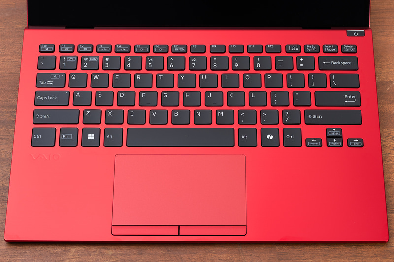 ファインレッドは英語配列のもので、ディープエメラルドは日本語配列のもので撮影している