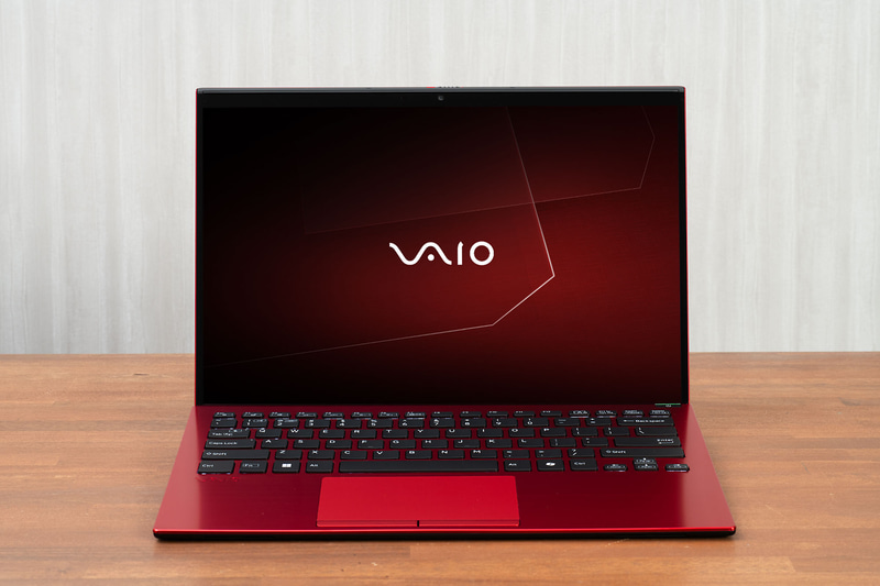 グレアパネルのVAIO SX14-R。タッチ操作をサポートしている