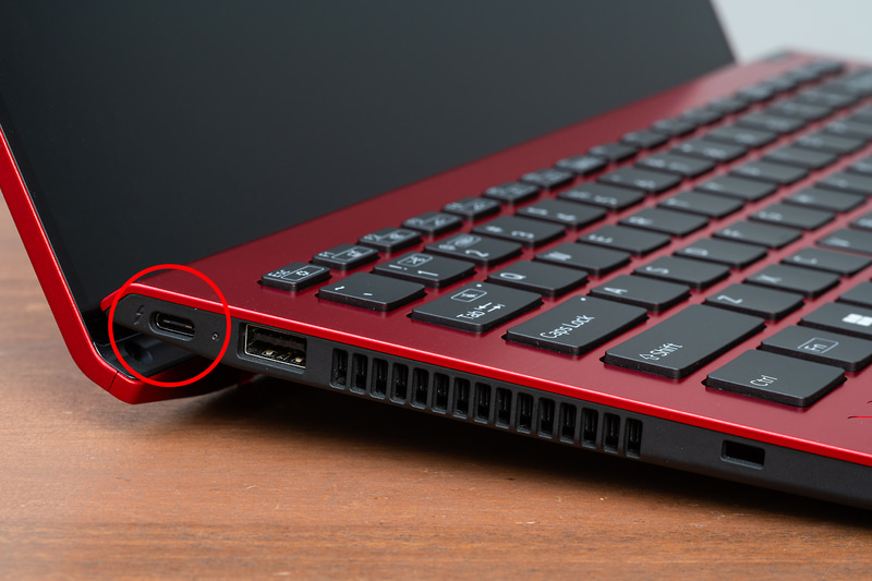 VAIO SX14-Rでは、使用率の高いUSB Type-C(Thunderbolt 4)が筐体の左右に装備されている