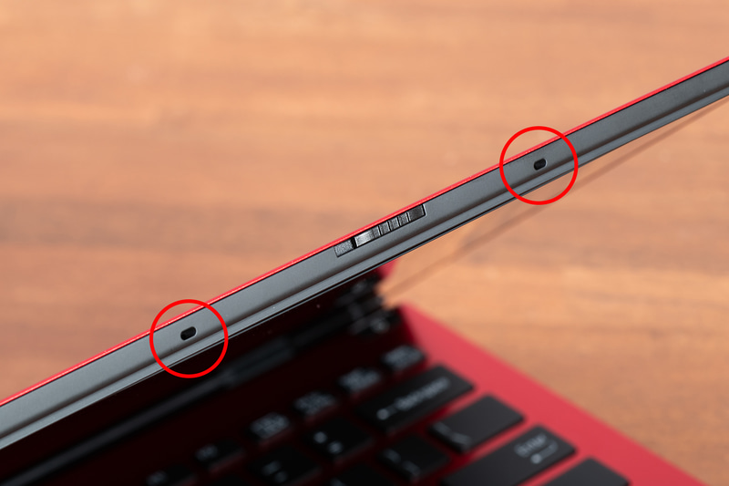 ディスプレイの上部側面にある2個のマイク