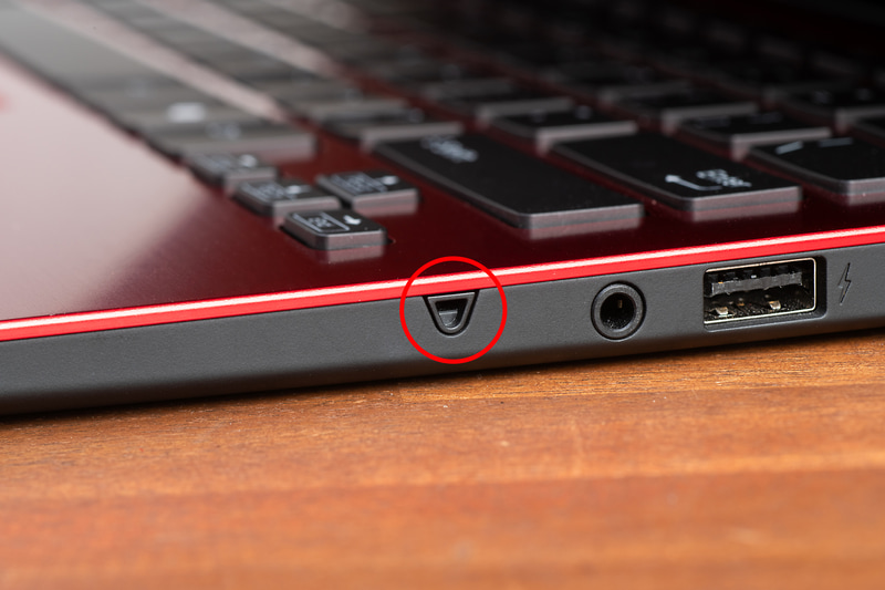 本体右側面にも1個のマイクが密かに設置されている