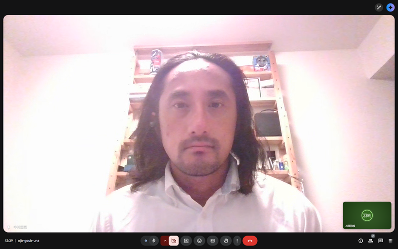 左がVAIO SX14(2021年モデル)、右がVAIO SX14-RでのWebカメラの状態。基本設定は同じで、VAIO SX14-Rでは「HDR明るさ補正」といった機能をオンにしている。この部屋の明かりは電球色なのだが、VAIO SX14-Rではホワイトバランスが調整されており画質も良い