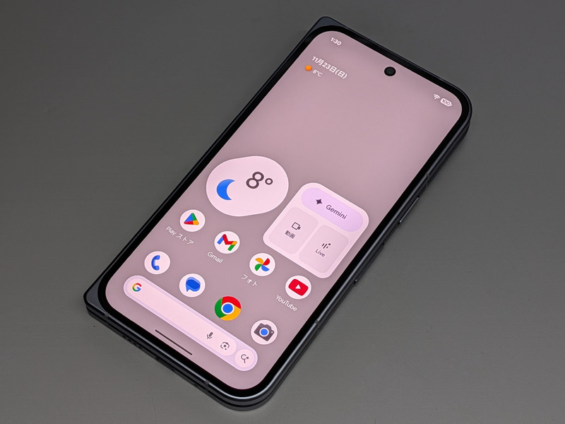 折りたたんだ状態。カバーディスプレイは6.4型と、ベゼルの細型化により従来モデルの6.3型からわずかに大きくなっている。アスペクト比は20:9