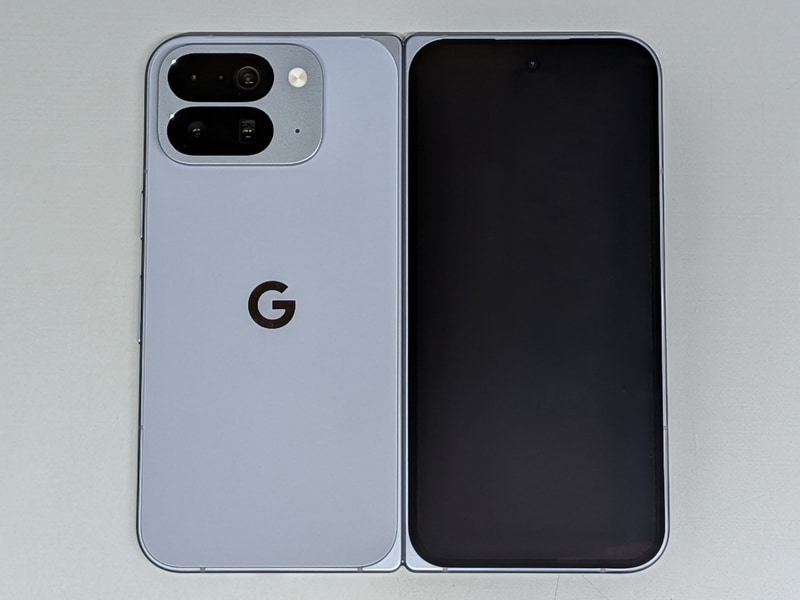 背面。右側はカバーディスプレイで、カメラやボタン類は左側に集中している