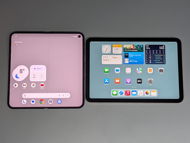 天地サイズは本製品のほうが明らかに大きい。ベゼルの薄さも際立つ