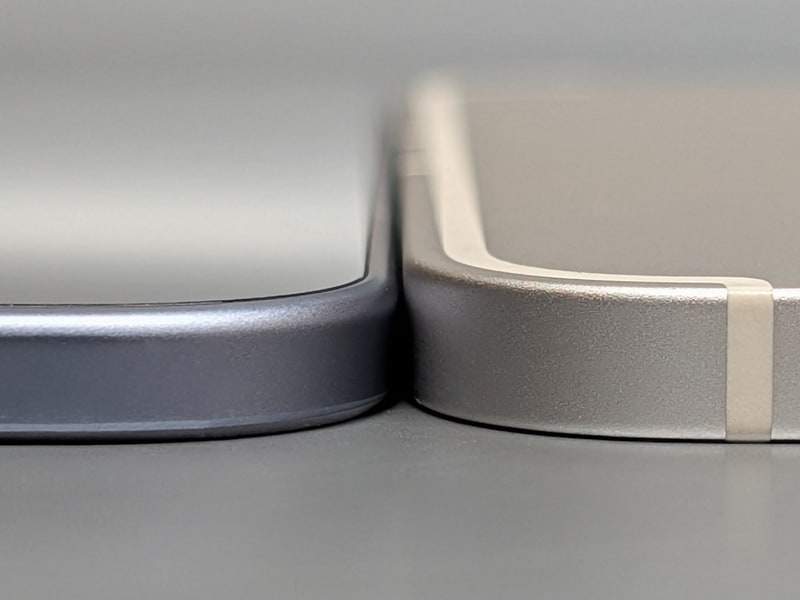 厚みの比較。左が本製品(5.2mm)、右がiPad mini(6.3mm)