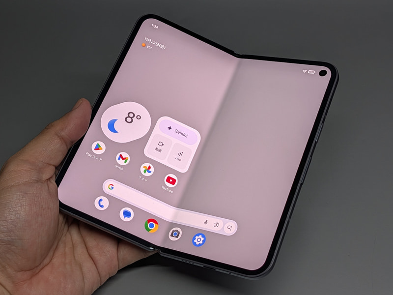 このように軽く曲がった状態での利用にも対応する