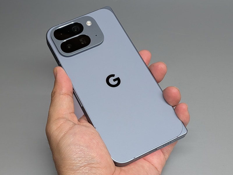 たたんだ状態では一般的なスマホと見た目が変わらず、ポケットに入れて持ち歩くのも邪魔にならない