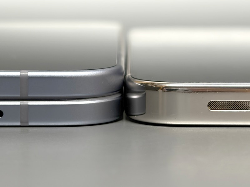 閉じた状態では本製品のほうが厚みはあるが、広げた状態ではPixel 10 Pro XL(右)と比べても薄さは圧倒している