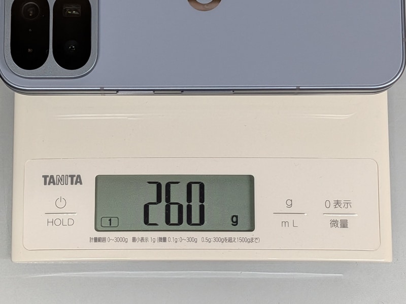 重量は実測260g。従来より2g重くなっているが、Pixel 10 Pro XLが実測233gであることを考えるとかなり軽い