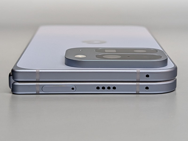 上面。隙間なく閉じられていることが分かる。従来は底面にあったSIMカードスロットがこちらに移動している