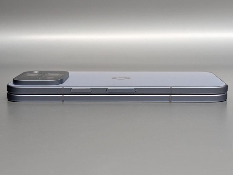 側面。電源ボタンと音量ボタンを搭載。電源ボタンは指紋認証と一体化している