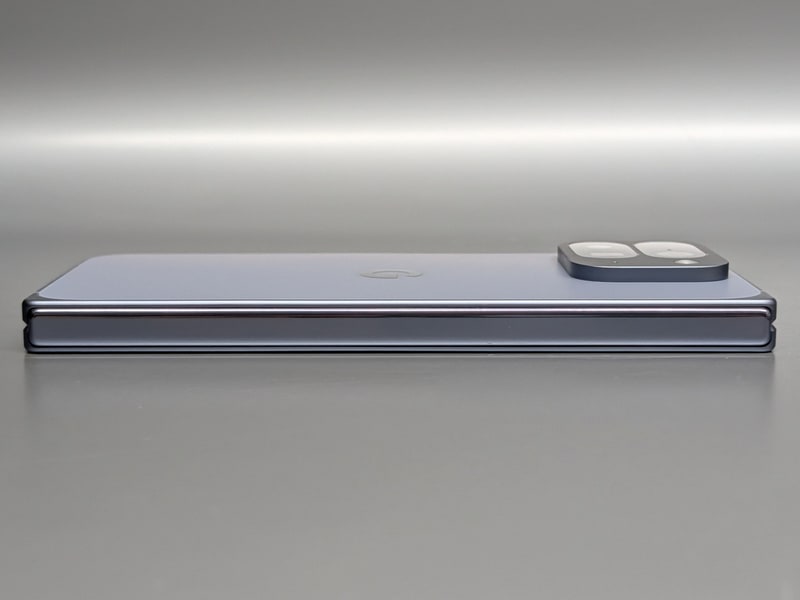 ヒンジ部。従来モデルと同じくメタル感がある