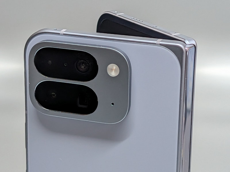 カメラバーはかなりの存在感がある。デザイン自体は従来モデルと同一だ