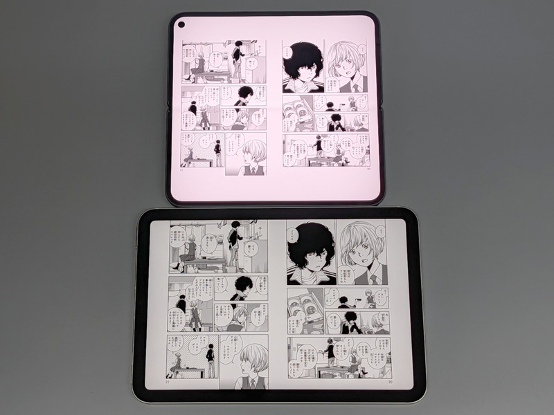 ほかのアプリで見開き表示を行なった状態で、8.3型のiPad mini(下)と比較したところ。アスペクト比の関係で1ページあたりのサイズはかなり極端に小さくなる