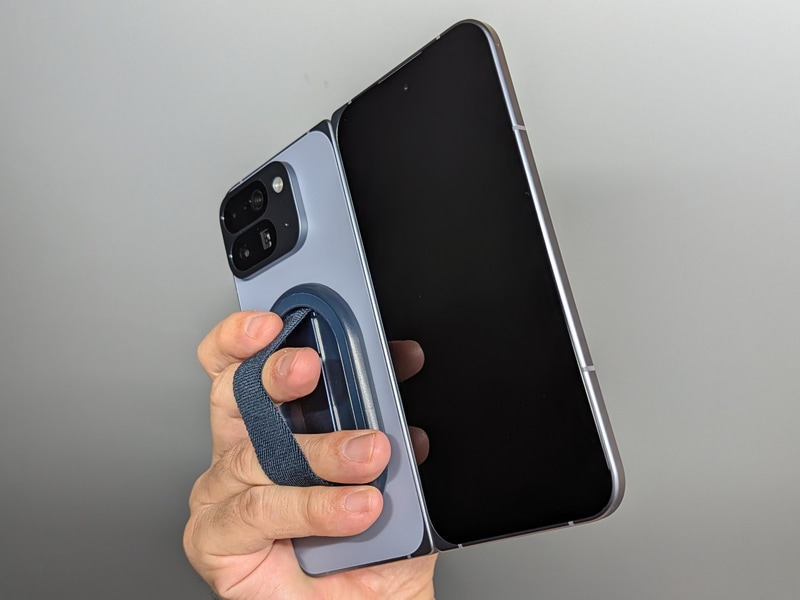 MagSafe互換のスマホバンドなどのアクセサリを背面にマグネットで吸着させて利用できる。従来モデルにはなかったメリットだ