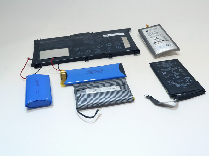 今度処分しようしようと思いつつ、そのまま放置していた膨張バッテリたち。一応ほかの機材とは分けて置いていたのだが、モバイルバッテリ処分のついでにまとめて処分してくることにした