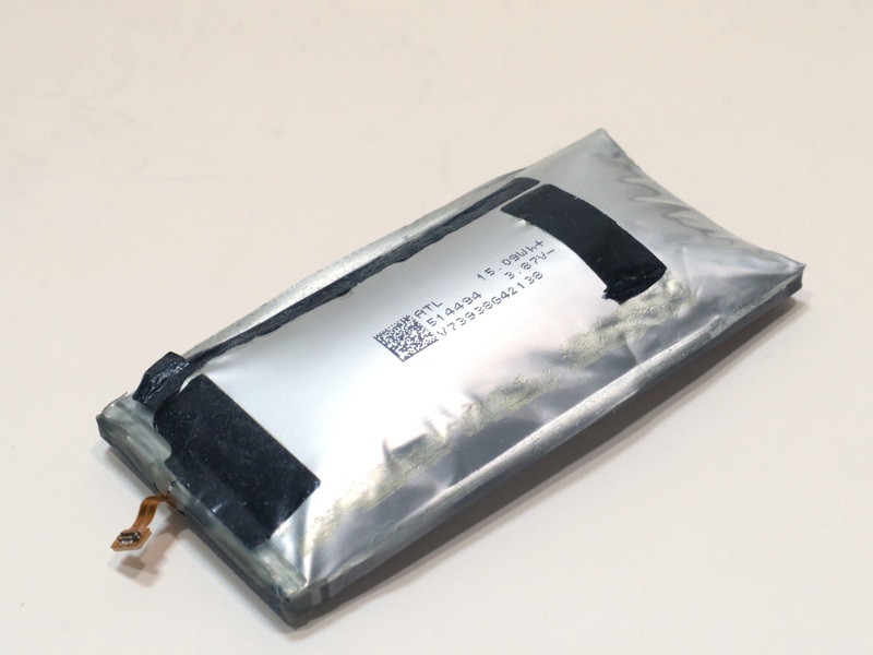 これ絶対、ちょっとの衝撃で爆発するよね! と言わんばかりのパンパンに膨張したバッテリ……