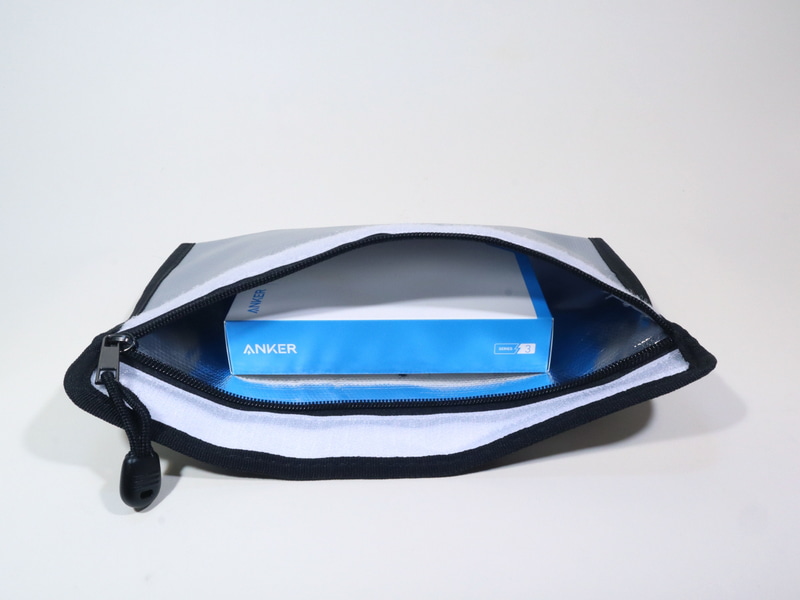 耐熱パックは内部が銀色で多少熱くなっても大丈夫そうに見える。これにバッテリを入れて送り返した