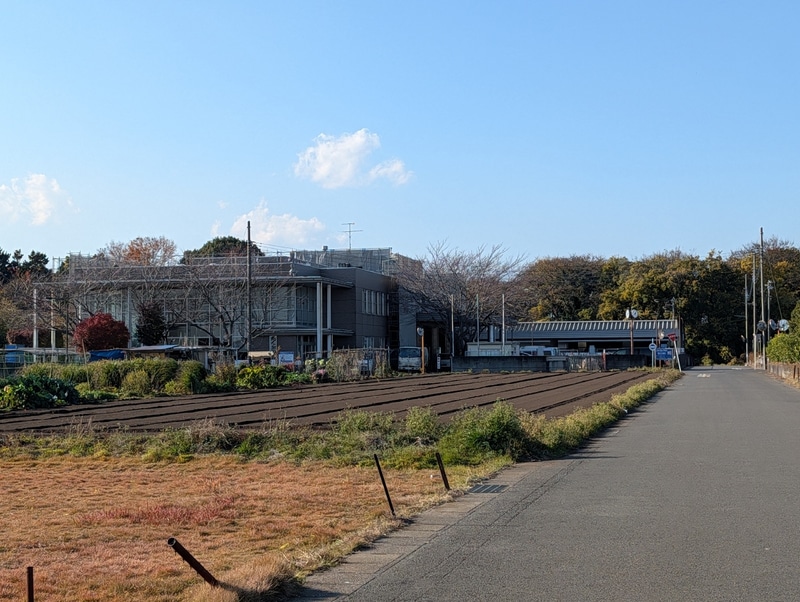 畑の端に建てられた「綾瀬市リサイクルプラザ」。持ち込んで数秒であっという間に完了してしまったので逆に拍子抜けだ