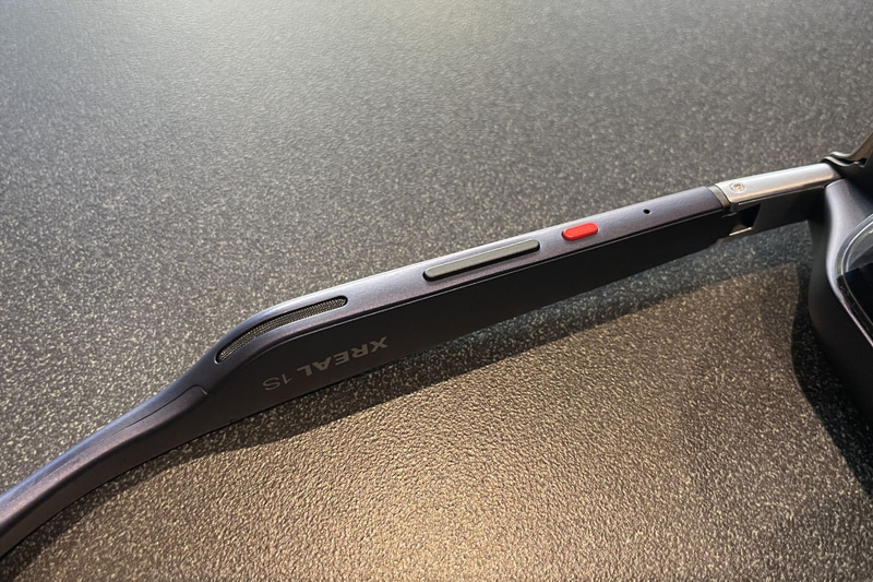 右側弦部分下部、操作系とスピーカー