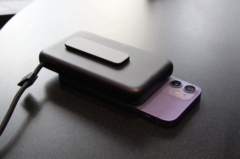 iPhone 12 miniの背面へ貼り付けた状態