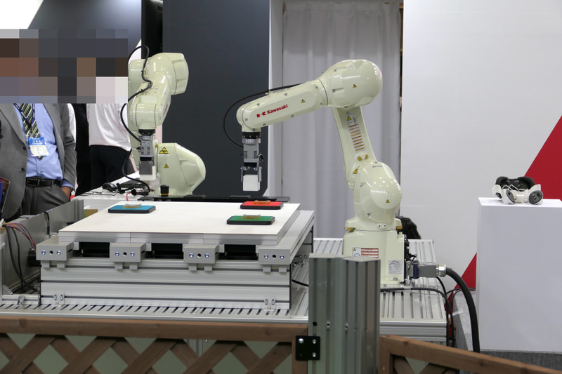 次世代ロボットコントローラが導入された「少し先の未来の工場」という設定