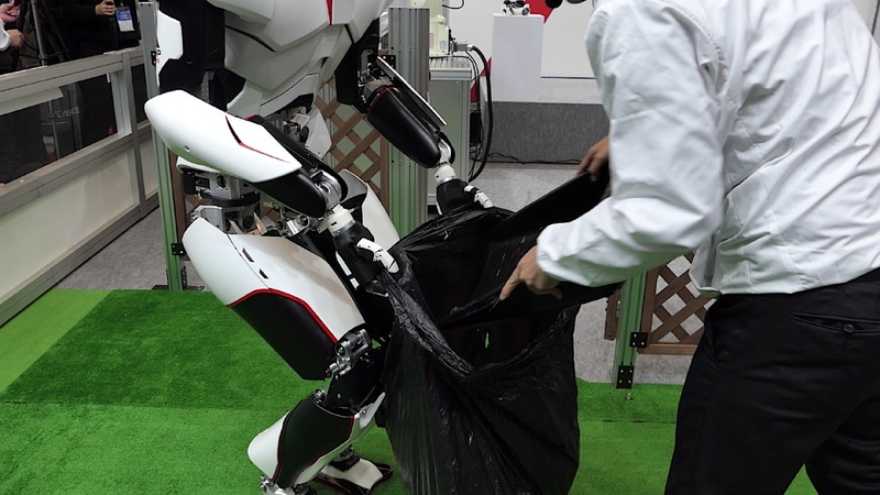 落ち葉拾いを手伝う