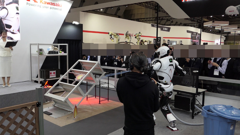 ホースで水をかけているような動作のデモ