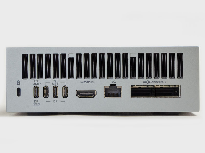 背面。ロックポート、USB 3.2 Gen 2x2 Type-C 3基(DisplayPort Alt Mode対応)、USB 3.2 Gen 2x2 Type-C(USB PD 3.1準拠180W EPR対応)、NVIDIA ConnectX-7 SmartNIC、HDMI、10GbE