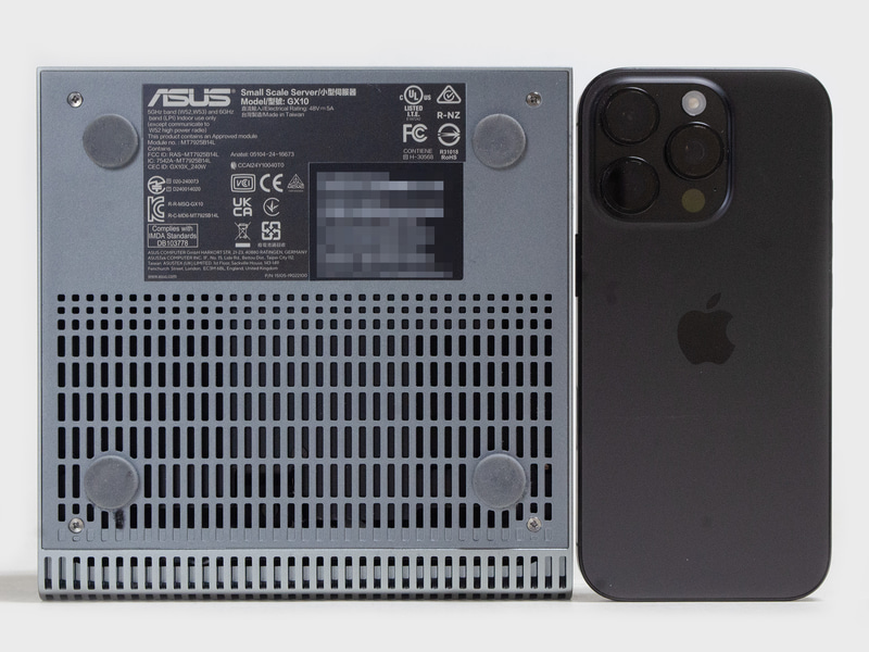 底面とiPhone 16 Pro。奥行きはiPhone 16 Proとほぼ同じ、“ミニPC”としては大きい方だが最大級ではない