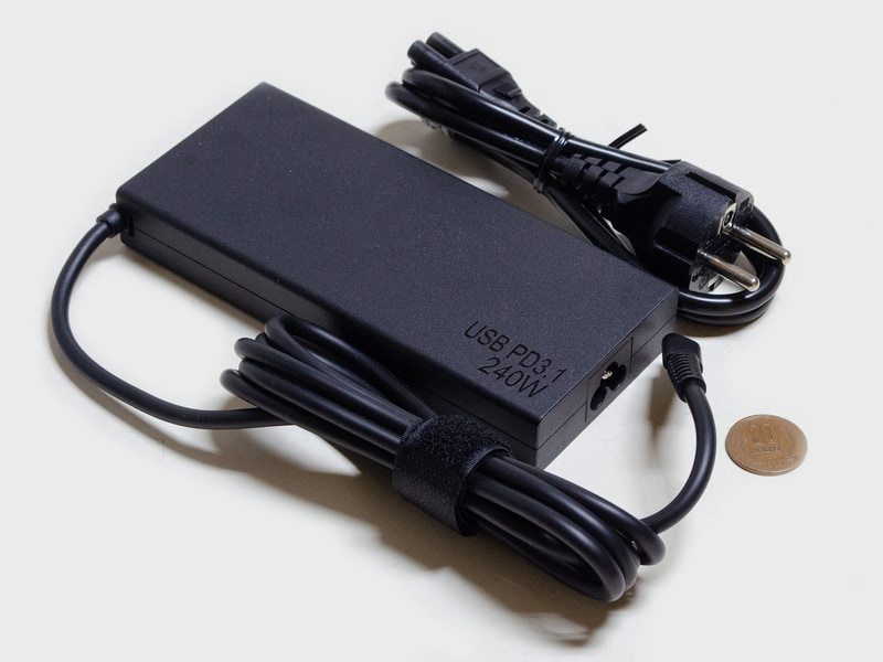 付属品。ACアダプタ(サイズ約160×70×20mm、重量562g、出力240W)、ACケーブル。プラグの形状が国内と違うので、アダプタかケーブルを用意する必要がある