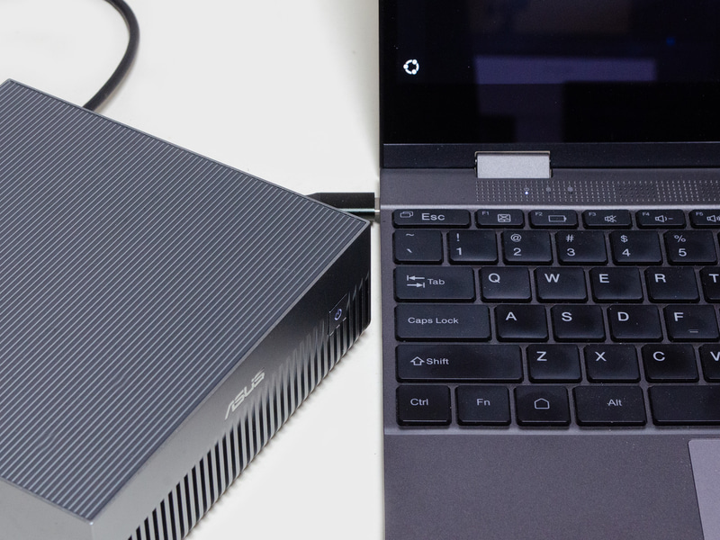 いつものキーボード付きモバイルモニターへ接続。Type-CがDisplayPort Alt Mode対応なのでケーブル1本で接続可能