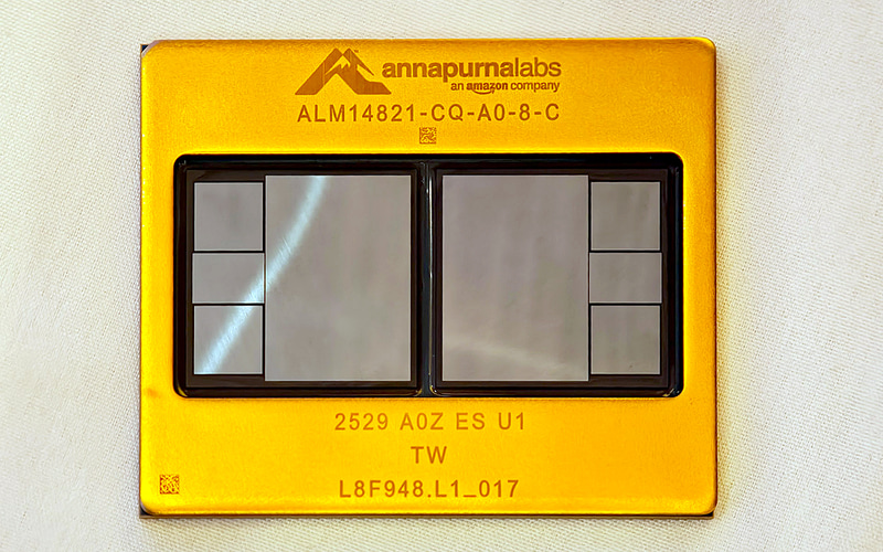 AWSのTrainium3。Trainium2と同じ2つのダイとHBMメモリが1パッケージに統合されている