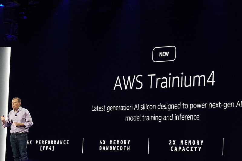 Trainium4の構想を発表するAWS CEO マット・ガーマン氏