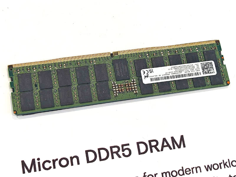 MicronがOEMメーカー向けに提供しているノーブランドのDIMM。今後はこうした製品が販売代理店経由などで、自作PC市場向けに販売されるという以前の形に戻ることになる(COMPUTEX 2024で撮影)