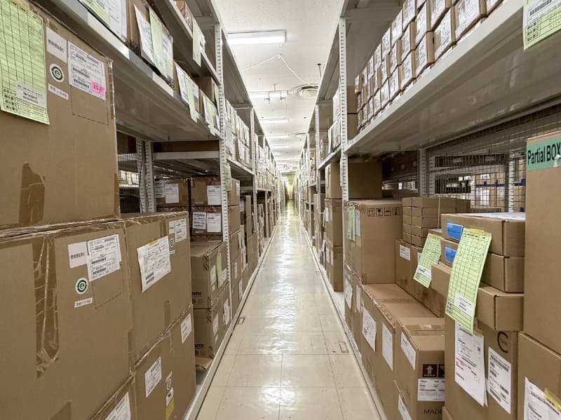 保守部品の在庫は1万種類以上、100万個以上に達する。販売情報や保証情報と連携して確保。棚卸では差異が一度も発生していないという管理力だ