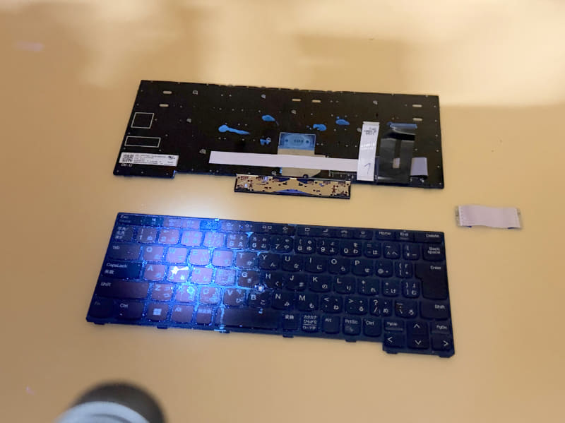 コーヒーなどの液体をこぼした状況などをブラックライトで確認し、部品交換の範囲を特定する