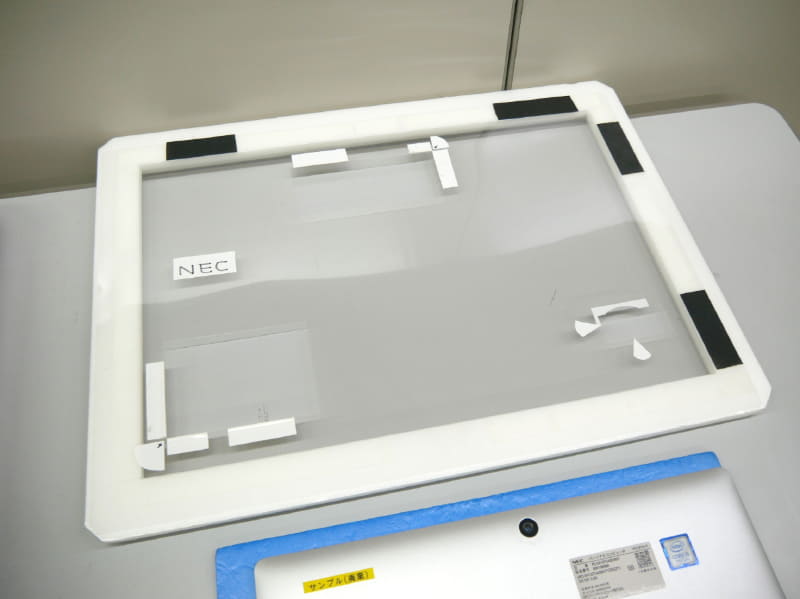 企業ごとに貼付するラベルが異なるため、治具はそれぞれに用意する