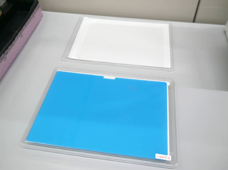 保護フィルムの貼付も行なう。クリーンブースの中で行なえるようにしているという