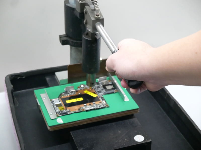 専用の機械を用意し、SSDに穴をあける作業