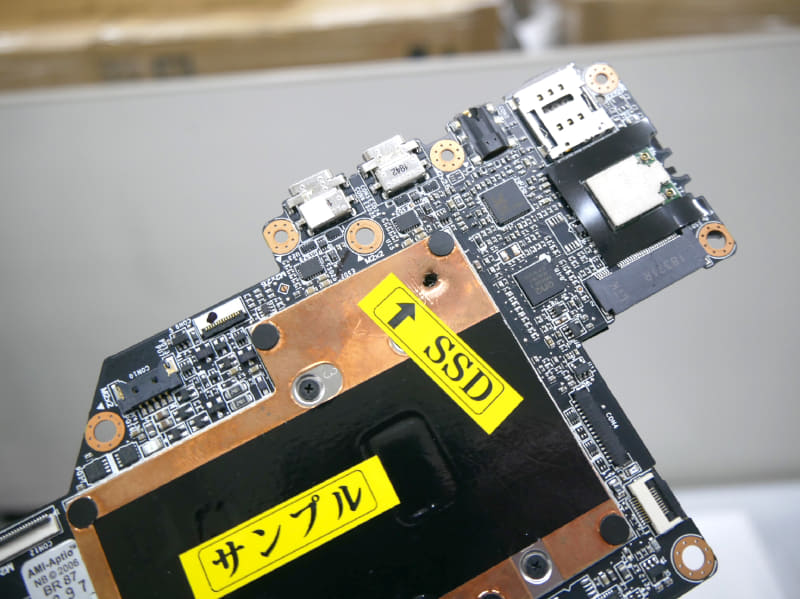 SSDの部分に穴があいている