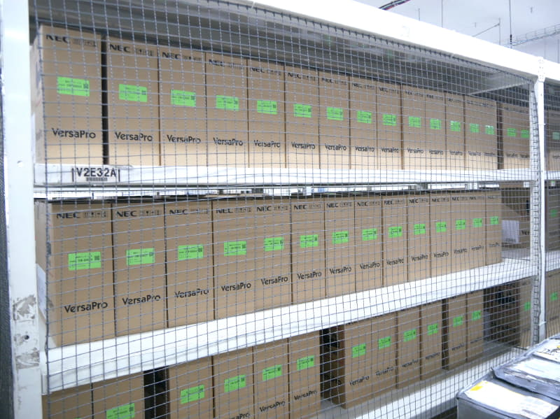 群馬事業場にはNECブランドの法人向けPCが数多く保管されており、迅速に代替機を出荷できる