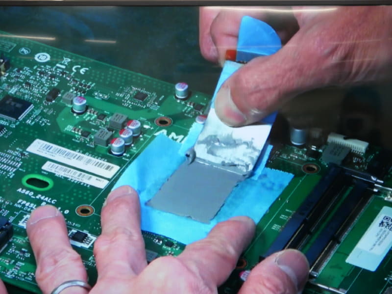 BGA(ボールグリッドアレイ)の交換作業。クリームハンダを塗布しているところ